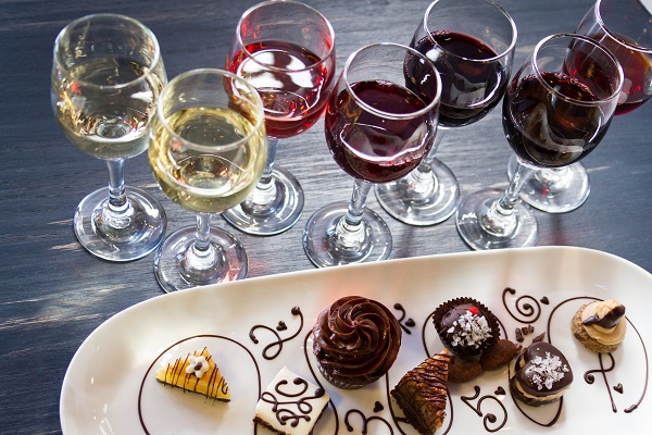Selezione di vini e dolci da abbinare.