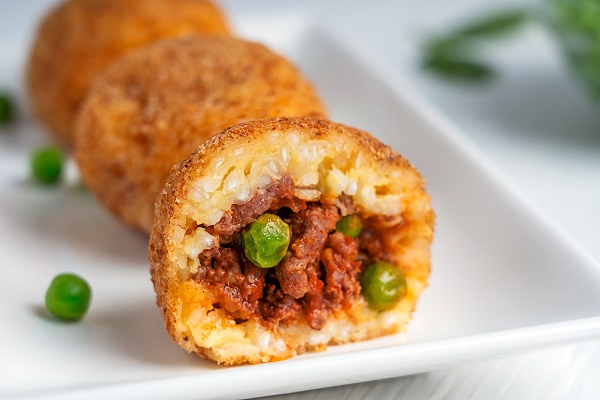 Gli arancini sono un tipico piatto della rosticceria siciliana.