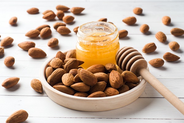 Miele e mandorle sono due ingredienti tipici della pasticceria siciliana introdotti dagli arabi.