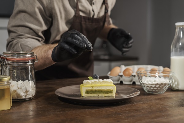 Pasticcere si occupa di una preparazione artigianale.