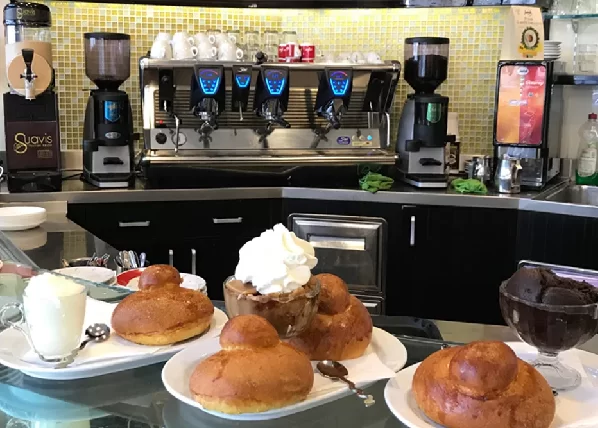 Colazione siciliana Colazione siciliana con brioche e granita.